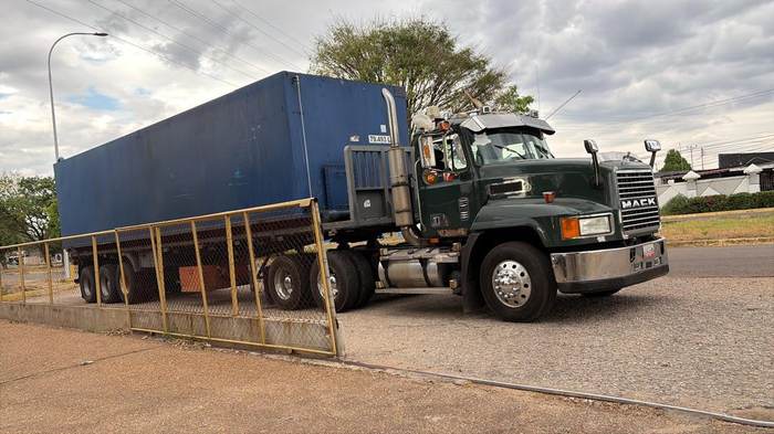 Transporte tipo chuto con tanque de Anaco Supply